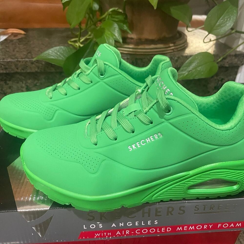 Women’s Size 8 Skechers Uno - Stand On Air Sneakers